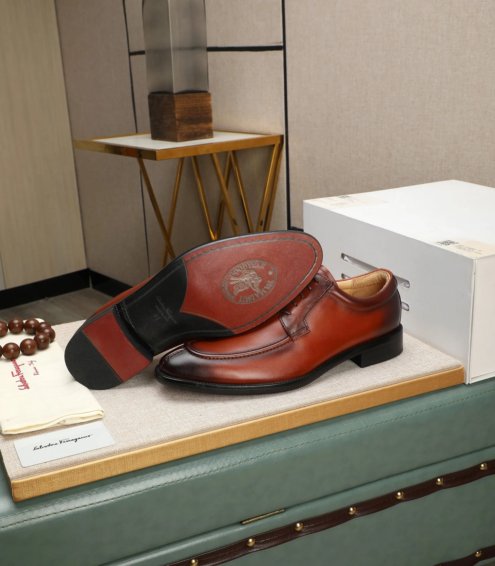 Men's shoes 💰540📛📛(water-dyed cowhide) Salvatore Ferragamo high-end (Salvatore Ferragamo) is the world's top luxury footwear brand. It comes from the fashion kingdom of Italy and is famous all over the world for its traditional handmade design and novel styles...🚶🏻🚶🏻New suit shoes are available simultaneously at the counter. This model is purely handmade. The fabric is imported from Italy's original first-layer cowhide. Soft water-dyed cowhide lining. Original authentic outsole🌀🌀Size: 38➖44 (45 customized)